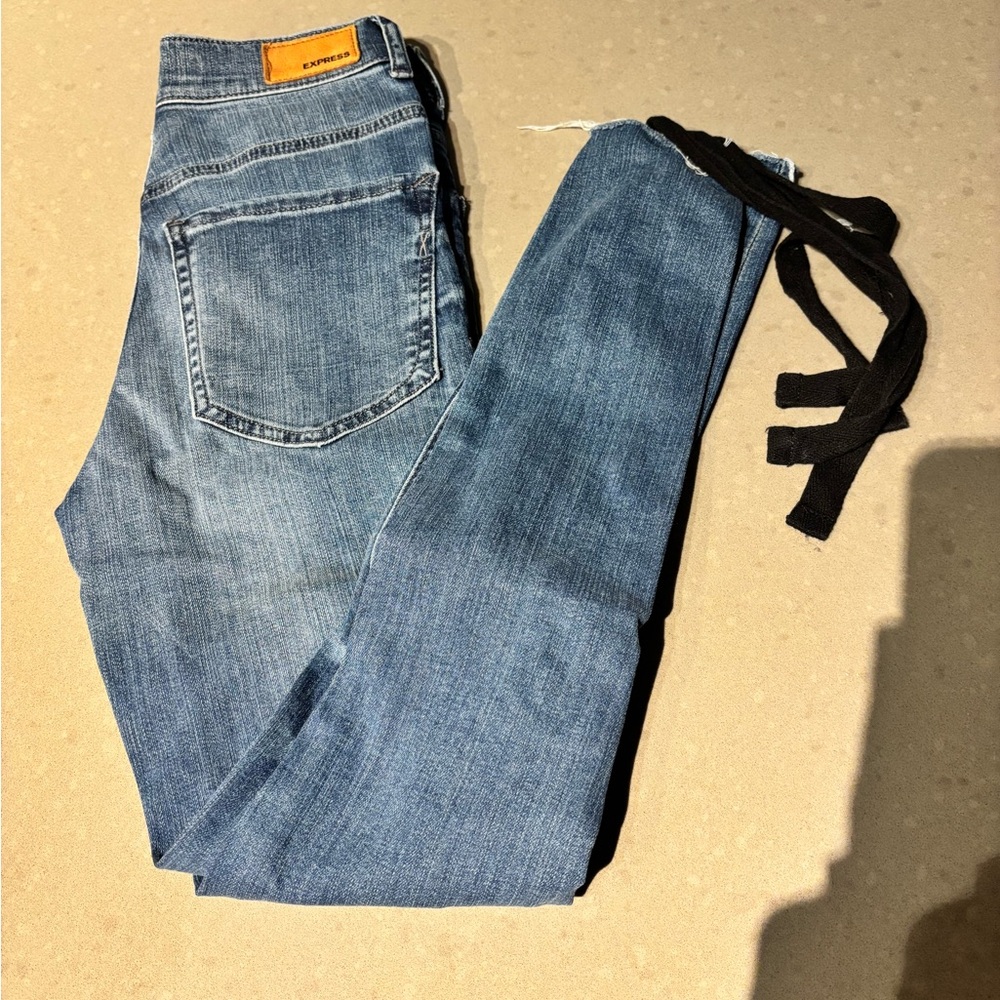 NWOT EXPRESS Women's Blue Distressed Jeans with Lace-Up Detail Size 00 Regular - Picture 6 of 6